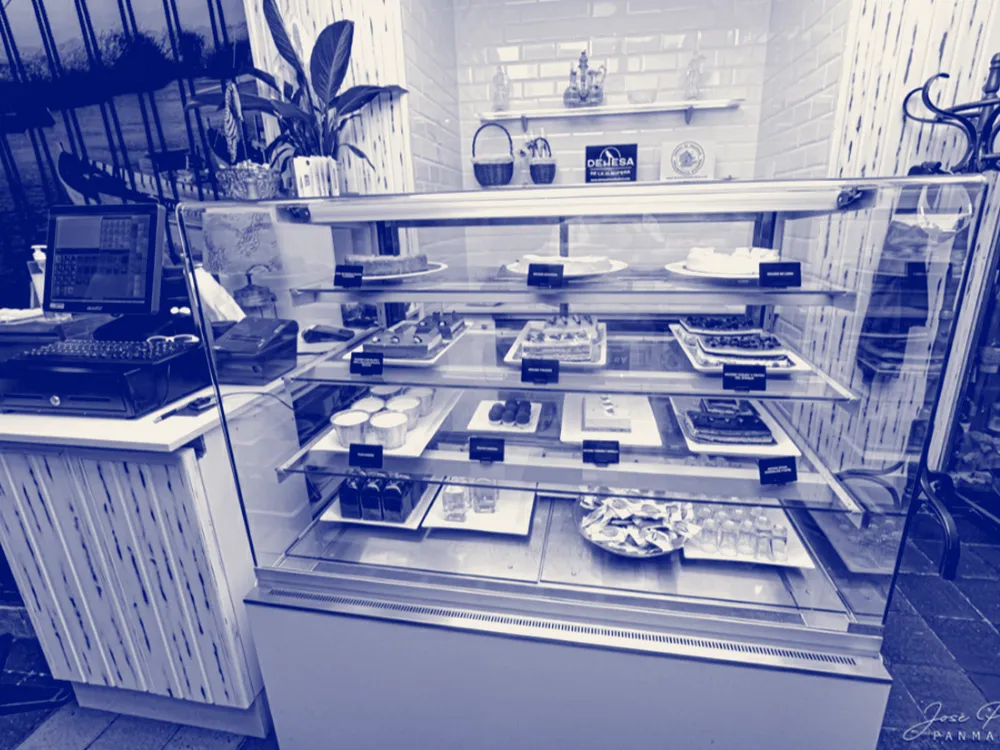 La vitrina del marisco bajo la barra