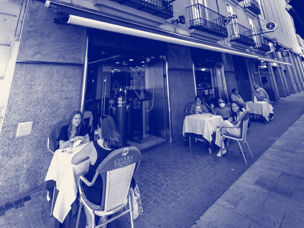 La terraza en la calle Mossén Femades