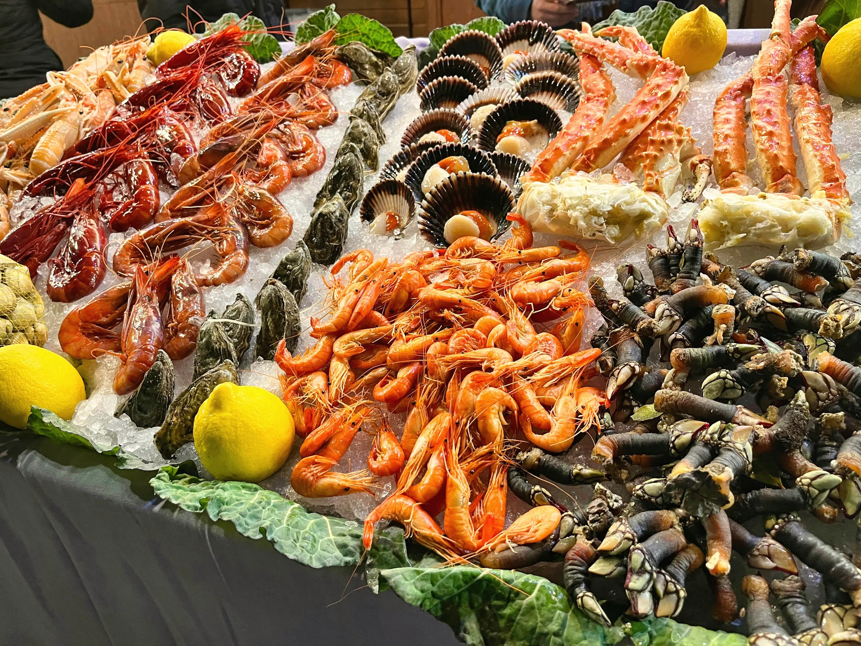 Carabineros, gambas, percebes y zamburiñas sobre hielo