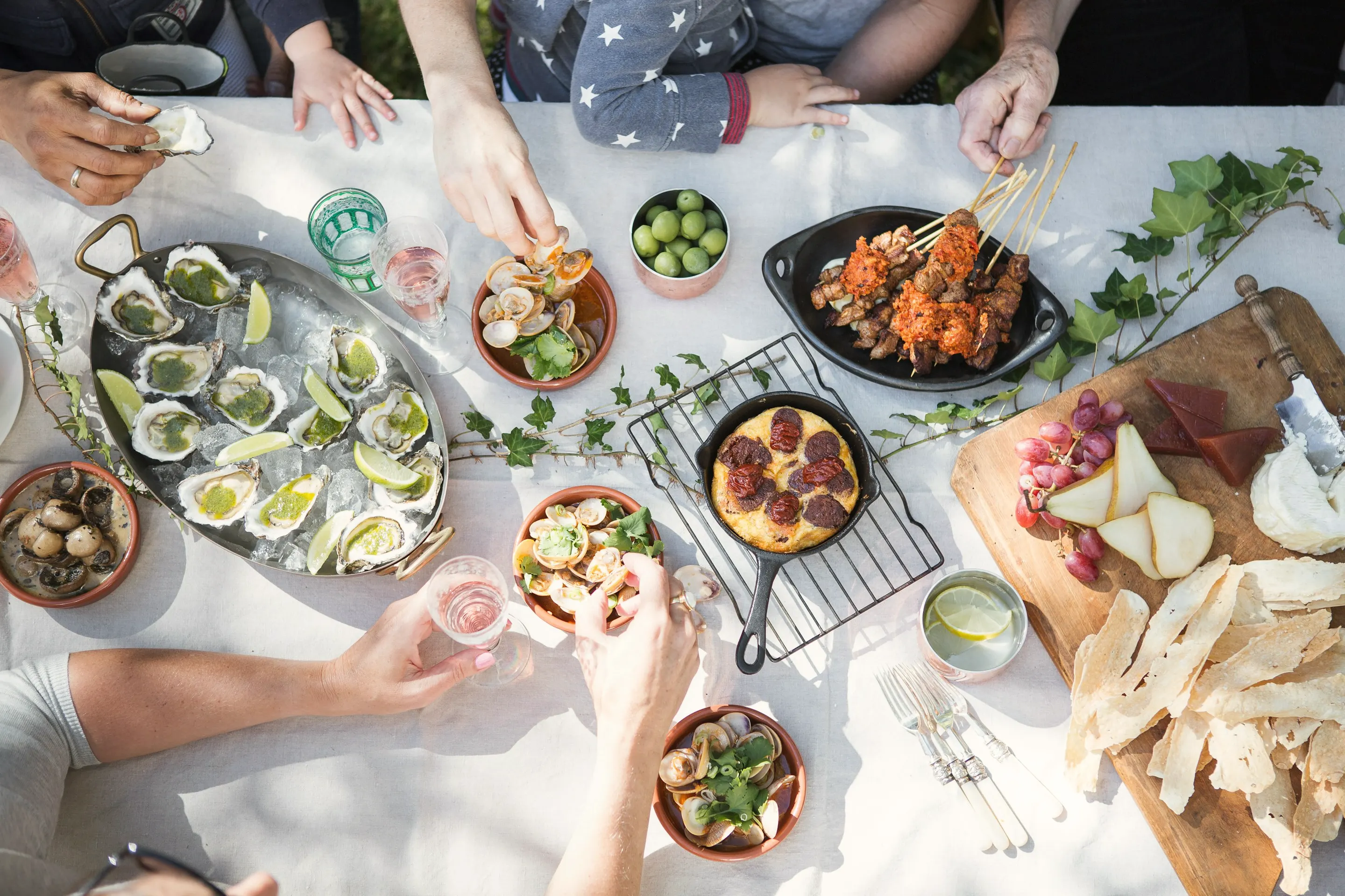 Mesa compartida con ostras, almejas y vino
